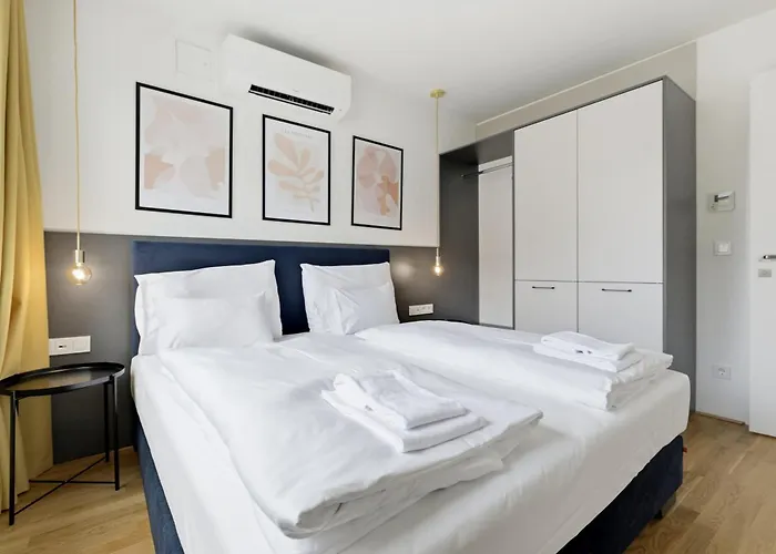 Premium With Air Conditioning - Doverys Yard
