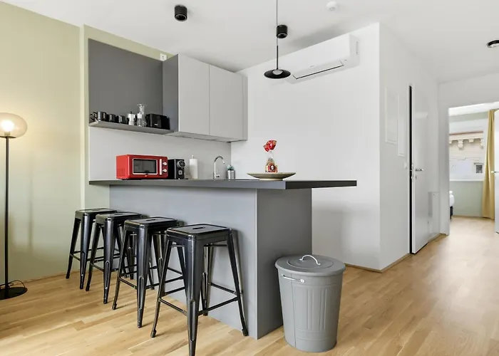 Premium With Air Conditioning - Doverys Yard